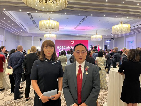 公司张总和刘总 应邀参加多伦多领事馆举办的建国77周年国庆招待会